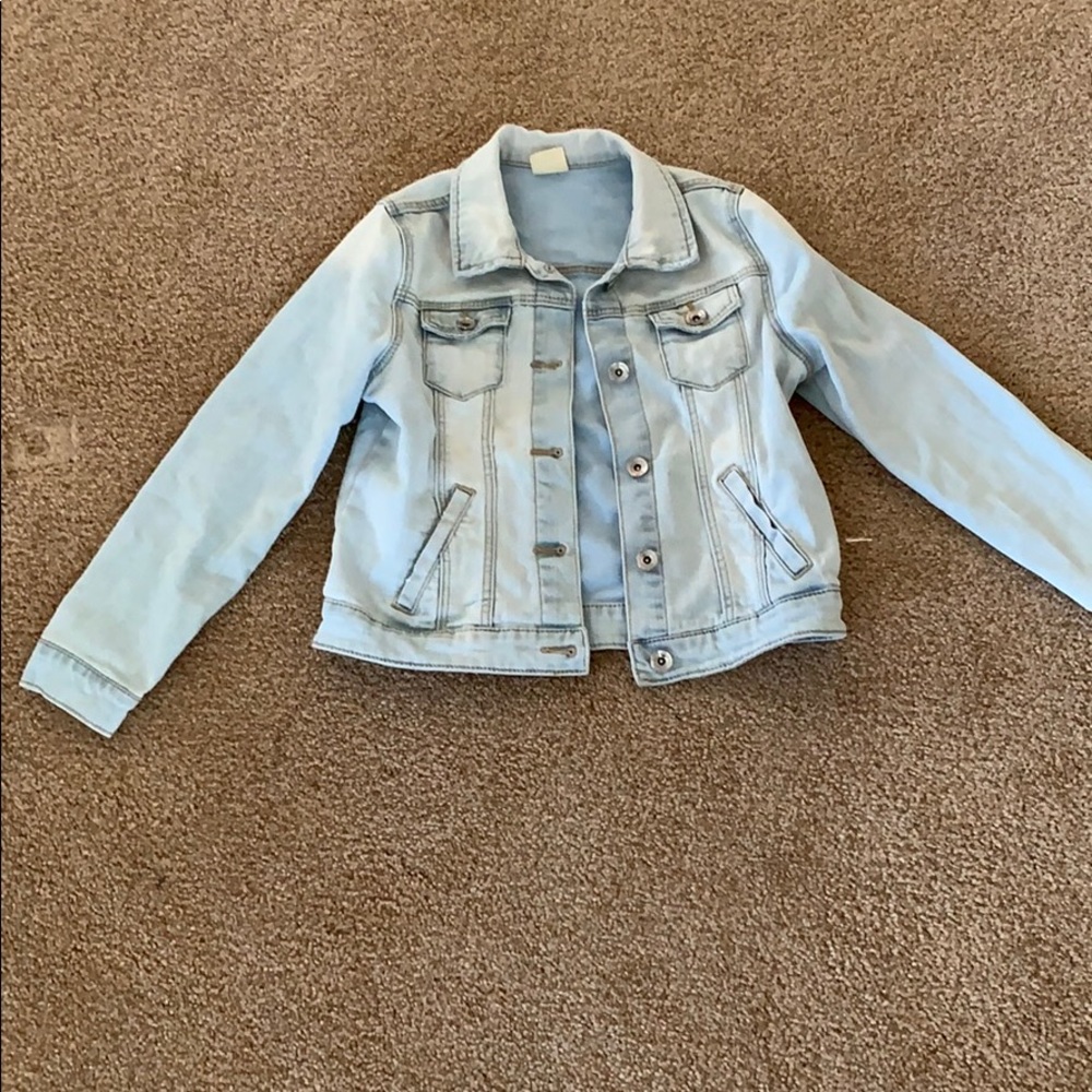 Girls light denim jean jacket!
